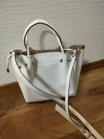 지아니노타로 이에나 투모로우랜드 화이트 천연 가죽 백 미사용