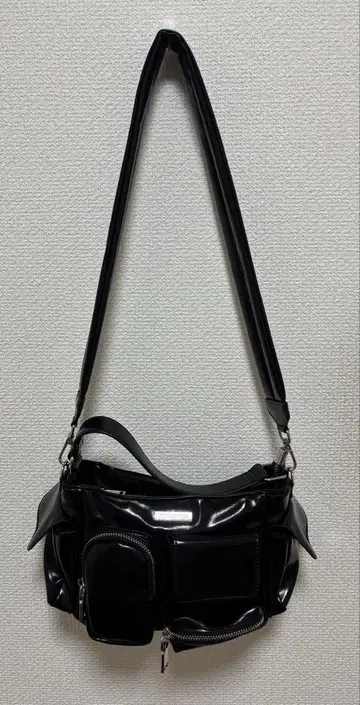 안나수이 멀티 포켓 치비 백 블랙