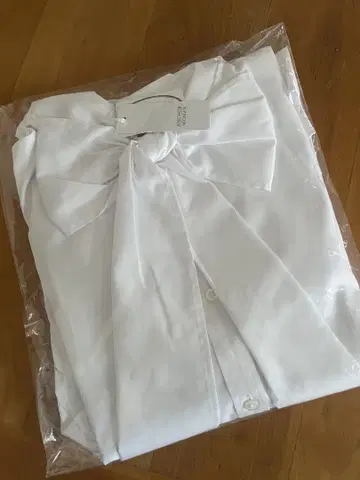 화이트 리본 포함 긴팔 셔츠