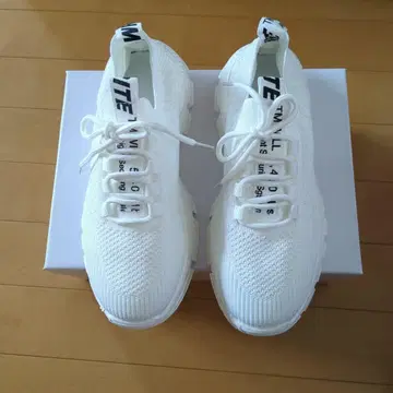 미사용 새상품 화이트 스니커즈 24cm