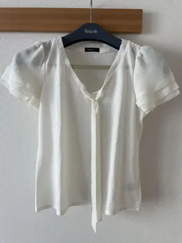 미사용에 가까운 새상품급 컴시즘 화이트 반팔 탑 티셔츠 리본 쉬폰