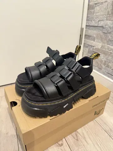 Dr. Martens MATTISON 3S 통굽 샌들
