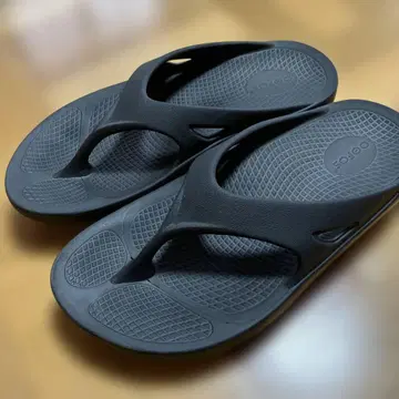 Oofos 블랙 스포츠 샌들