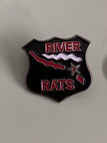 RIVER RATS 쉴드형 배지
