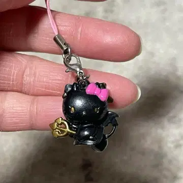 헬로키티 악마 별 모양 참 포함 스트랩 가격 인하 중입니다.