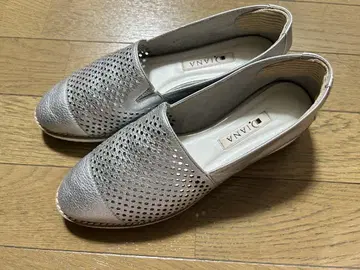 DIANA 메탈릭 실버 플랫 슈즈