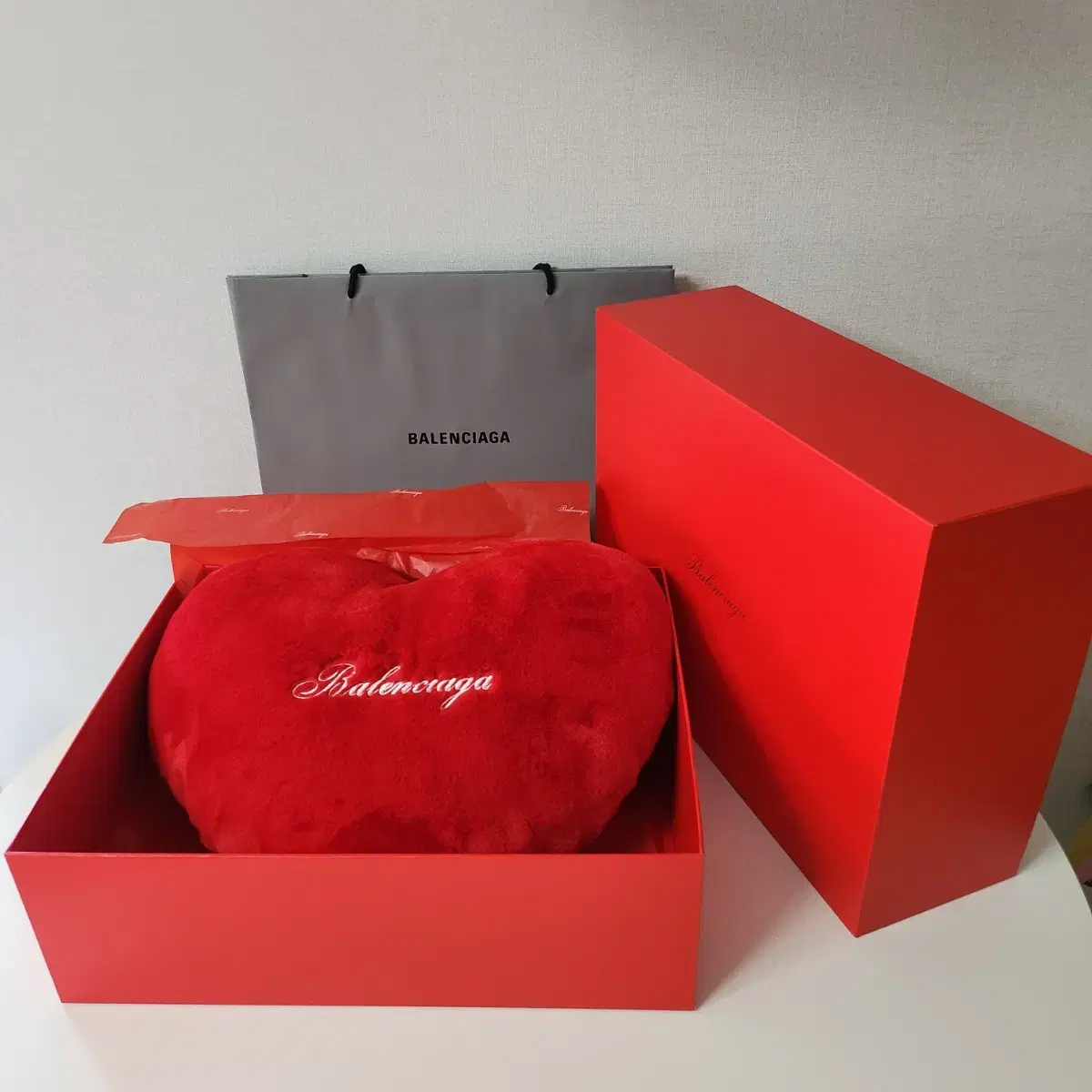 BALENCIAGA | 발렌시아가 Balenciaga VIP Heart Cushion on Bunjang