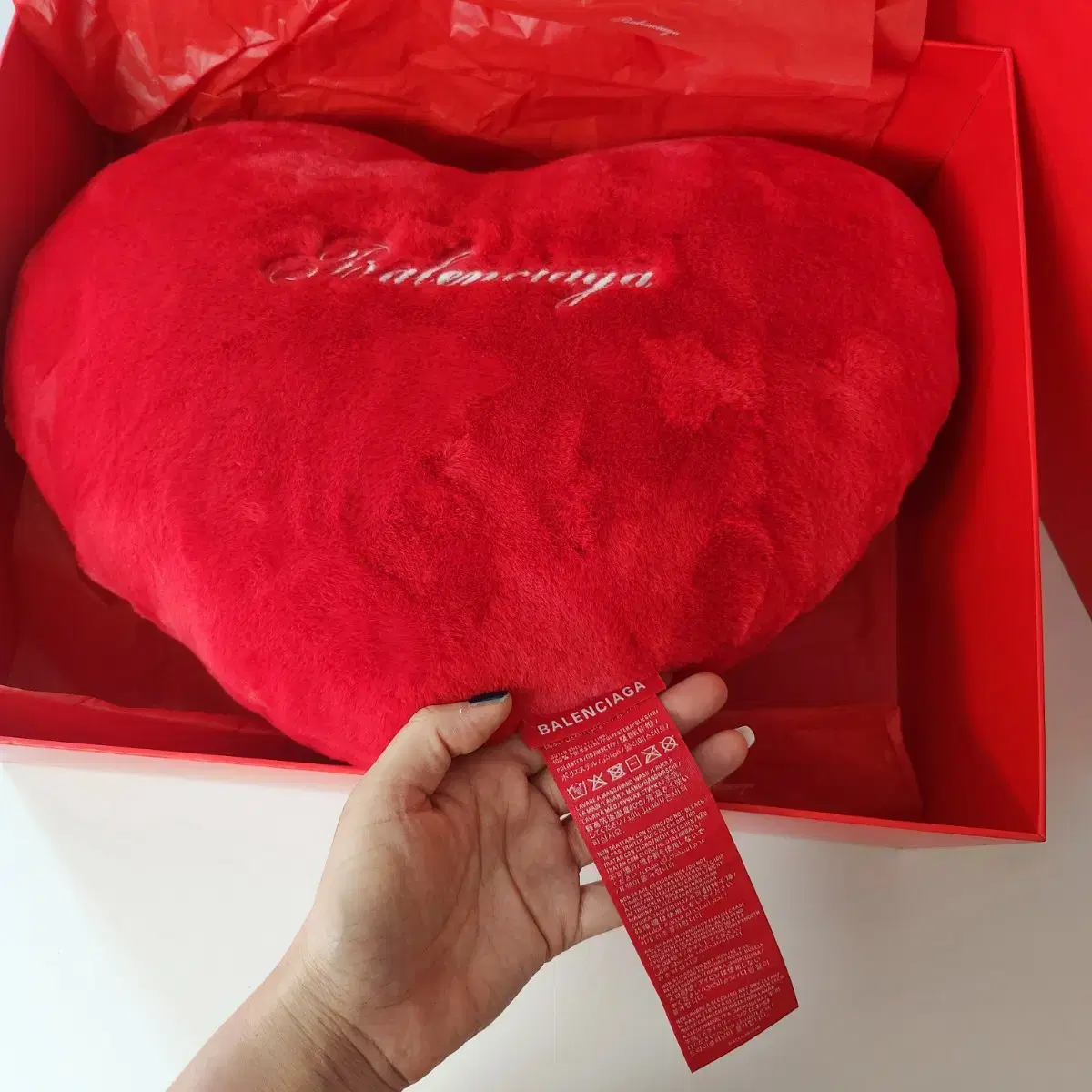BALENCIAGA | 발렌시아가 Balenciaga VIP Heart Cushion on Bunjang