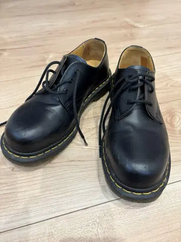 Dr.Martens 닥터마틴 1925 3홀 신발 UK4
