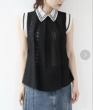 새상품 스테디셀러 쓰리포타임 레이스 자수 슬리브리스 블라우스 블랙 검정