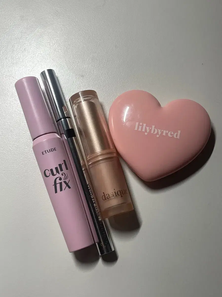 Unused cosmetics for organization: Etude mascara, Lilybyred Peach Beam, Dasique Mellow Coral