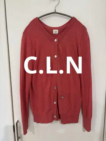 C.L.N 빨간색 버튼이 달린 가디건 내추럴 베이직 사이즈 M