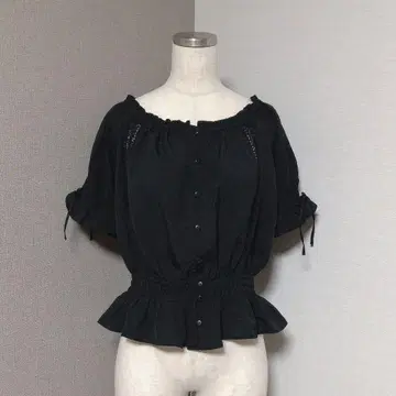 마제스틱 레곤 오픈 슬리브 리본 레이스 퍼프 블라우스