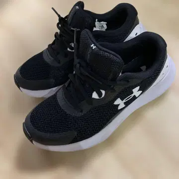 언더아머 스니커즈 블랙/화이트 23cm