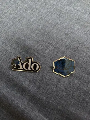 Ado 핀 배지 세트 로고와 파란 장미