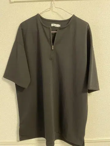 koe 블랙 반팔 상의 지퍼