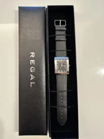REGAL 블랙 가죽 스퀘어 시계