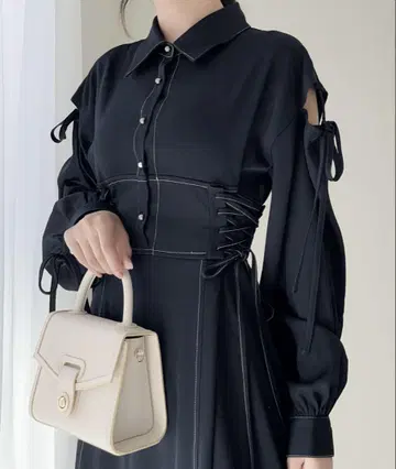 mily bilet 어깨가 파인 리본 스티치 배색 원피스