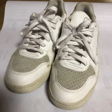 VEJA 화이트/베이지 스니커즈