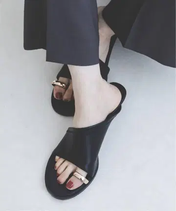노블 레 베르니/루베르니 토 링 샌들
