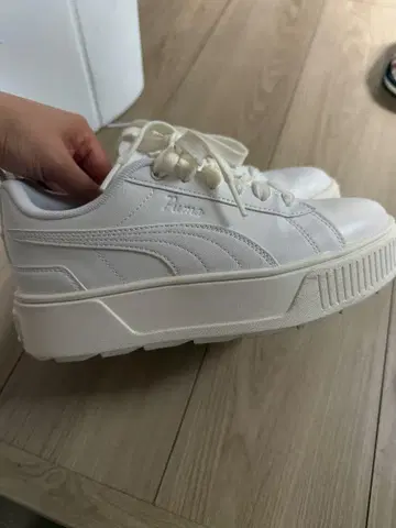 Puma 화이트 통굽 스니커즈