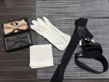 흰 장갑, 포켓 치프, 나비 넥타이, 서스펜더 세트