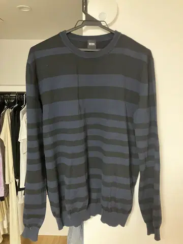 HUGO BOSS 네이비 보더 스웨터