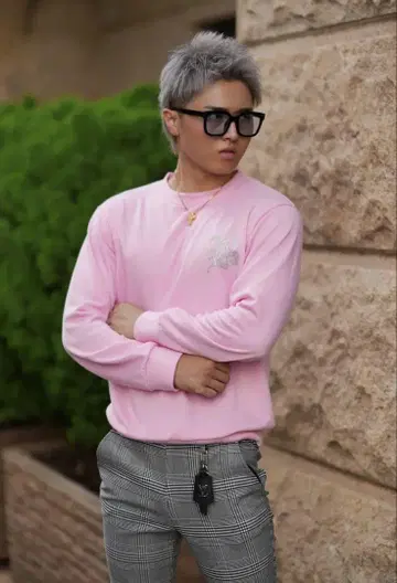 스톤 장식 핑크 크루넥 맨투맨