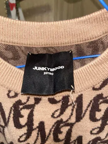 JUNKYMOOD 로고 프린트 니트 2019년 모델