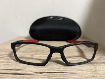 Oakley 블랙/레드 안경 케이스 포함
