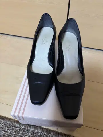 리즈라피네 펌프스 블랙