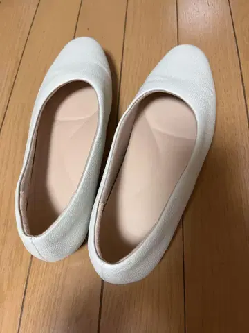 유니클로 펌프스 화이트 25cm