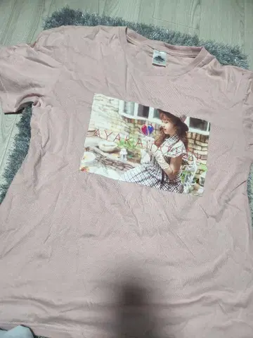 아린, 예쁘게 차려입은 티셔츠 M 모모쿠로 사사키 아야카