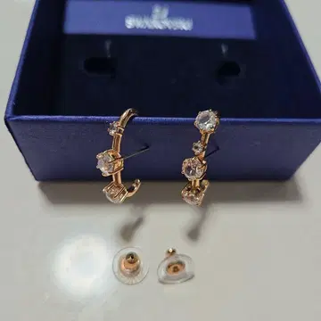 스와로브스키 크리스탈이 세팅된 이어 커프 스타일의 귀걸이