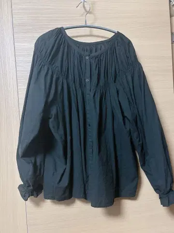 블랙 볼륨 슬리브 셔츠