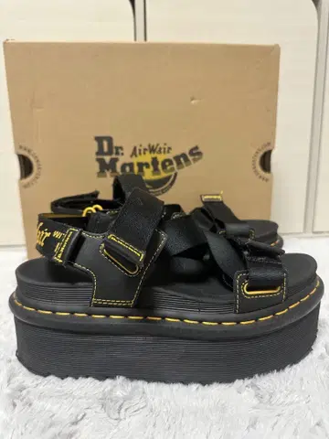 Dr.Martens 통굽 샌들 23cm