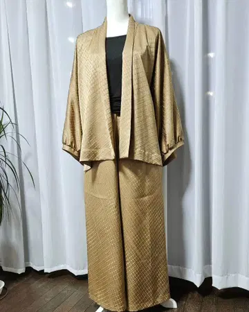기하학 패턴 베이지 새틴풍 셋업