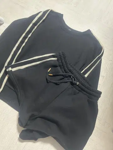 Rady 블랙 셋업 맨투맨
