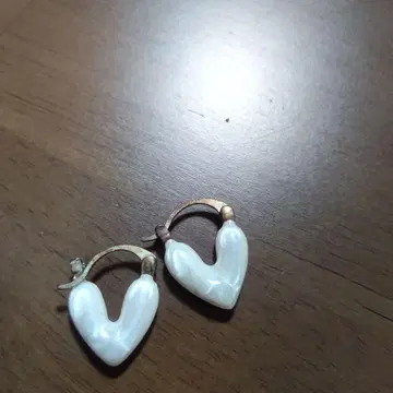하트 모양 화이트 귀걸이 새상품