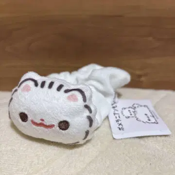포메라니안 모치 마스코트가 달린 스크런치 화이트