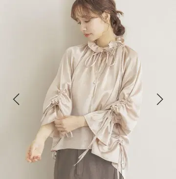 미스티우먼 새틴 개더 리본 블라우스 핑크