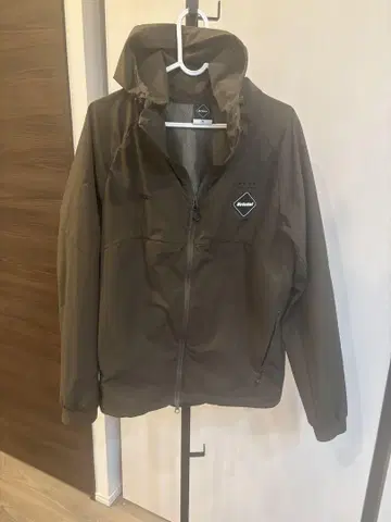 카키색 후드 부착 나일론 자켓 사용 빈도 1회