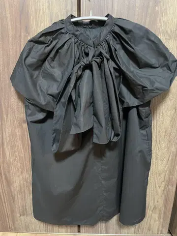 미라 오웬 블랙 블라우스