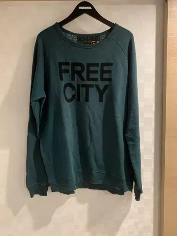 FREE CITY 라글란 스웨트 로고스 맨투맨