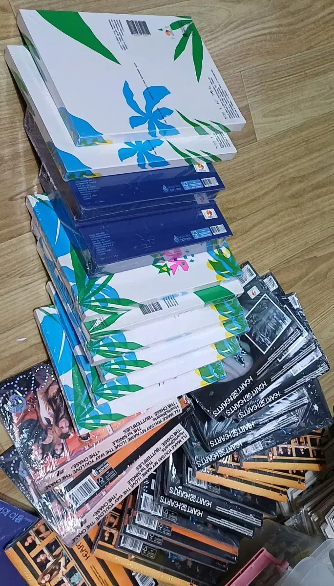 Hearts to Hearts 21 sealed albums + Tws 11 sealed albums = 32 in bulk