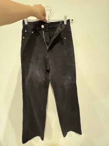 블랙 스트레이트 데님 컷오프 밑단