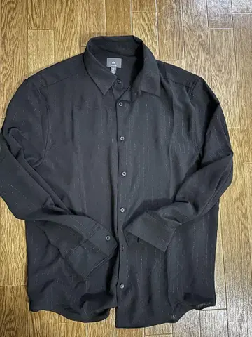 H&M 블랙 스트라이프 셔츠