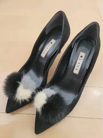DIANA 퍼 장식 블랙 스웨이드 펌프스 23cm