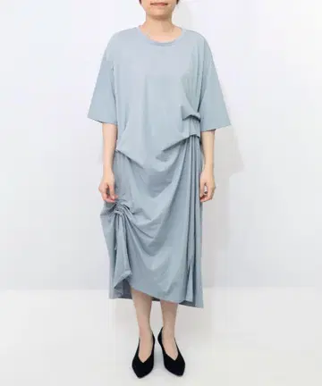 이즈스칼라 552258: 호일 러버 프린트 턱 드로스트 원피스