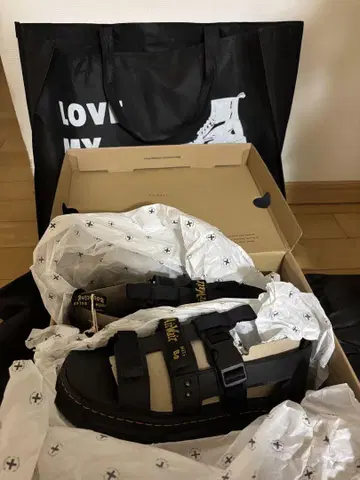 Dr. Martens 블랙 샌들